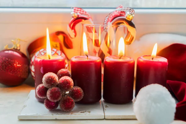 Weihnachtsszene mit brennendem Licht — Stockfoto