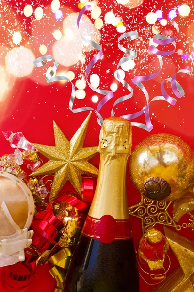Nuove decorazioni anno con bottiglia di champagne — Foto Stock