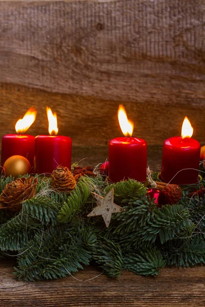 Corona de Adviento con velas encendidas —  Fotos de Stock