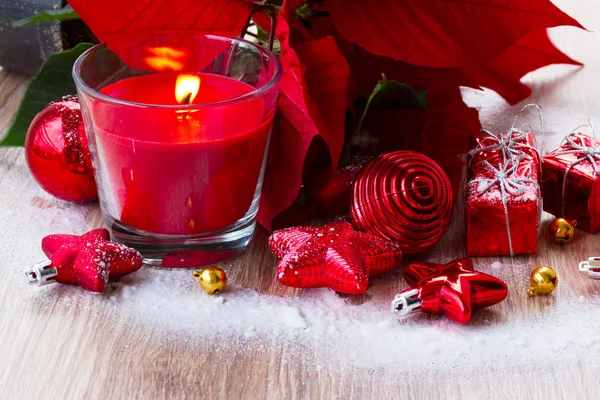 圣诞红蜡烛与装饰 — 图库照片