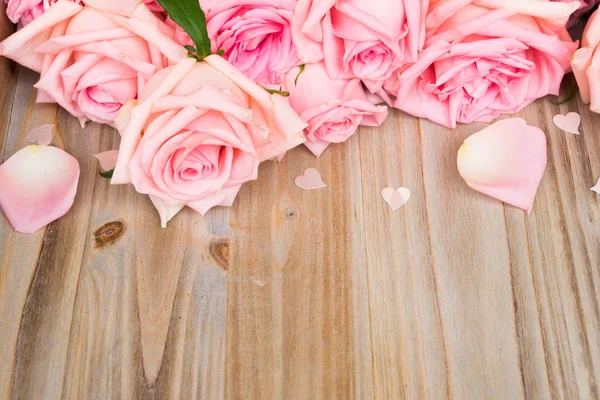 Rosa blommande rosor på trä — Stockfoto
