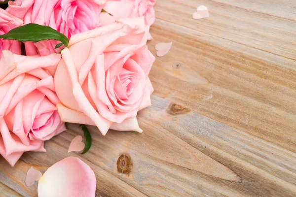 Pink blooming roses on wood — Stock Photo, Image