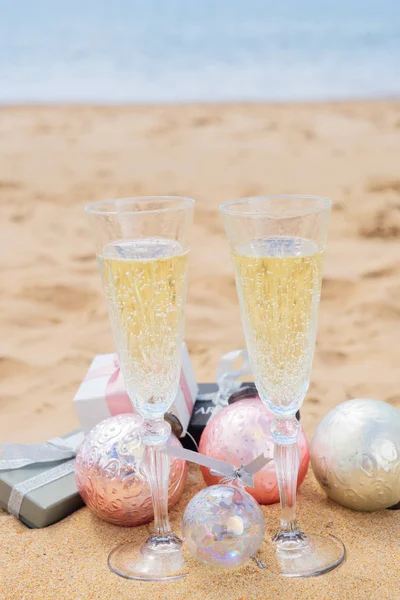 Two glasses of christmas champagne — Stock Photo, Image