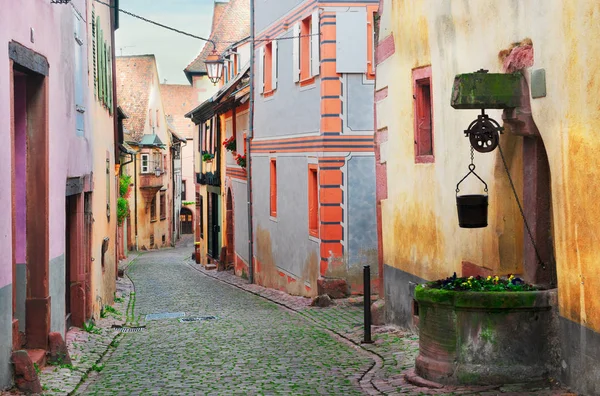 Riquewihr, den vakre byen Alsace i Frankrike – stockfoto