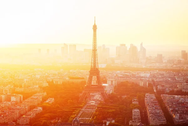 Eiffeltoren en stadsgezicht van Parijs — Stockfoto