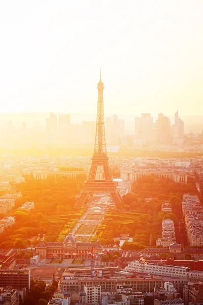 Wieża Eiffla i paryskie miasto — Zdjęcie stockowe