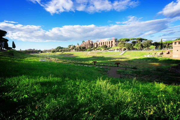 Foro - Ruinas romanas en Roma, Italia — Foto de Stock