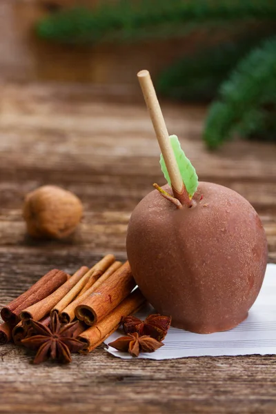 Geglazuurde in chocolade apple voor Kerstmis — Stockfoto