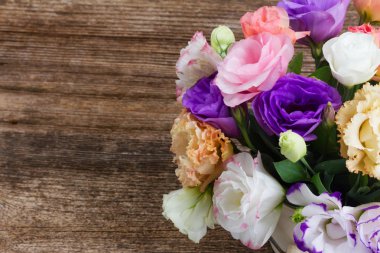 Pembe, beyaz ve mor çiçekler