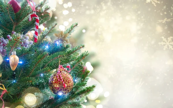 Fir kerstboom met decoraties — Stockfoto