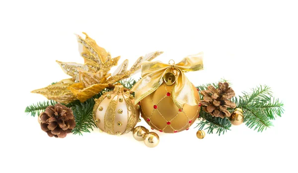 Рождественские шары и вечнозеленые ветки — стоковое фото