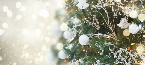 Vánoční strom jedle s dekoracemi — Stock fotografie
