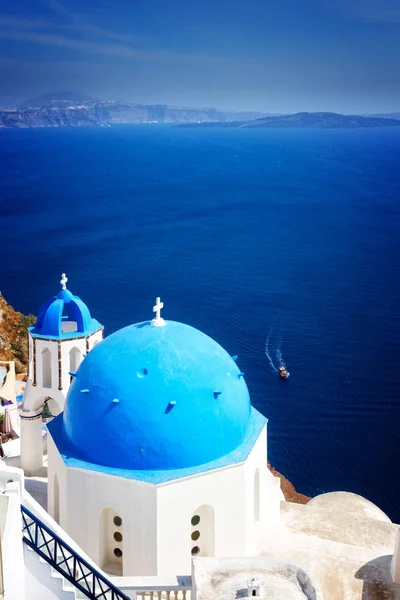 Tradicional cúpula azul con mar, Santorini — Foto de Stock
