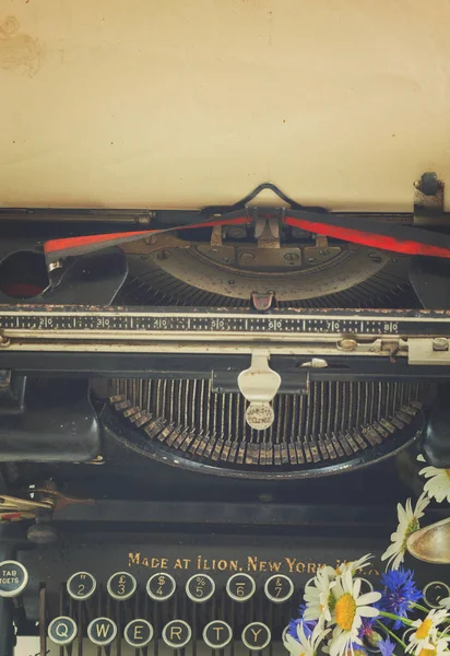 Máquina de escribir en la mesa — Foto de Stock