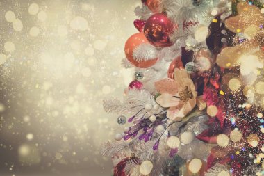 Yılbaşı çam ağacı süslemeleri ile