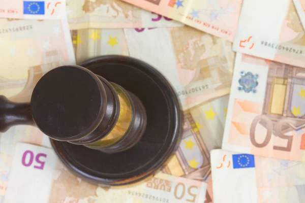 Zákon kladívkem a Euro peníze — Stock fotografie