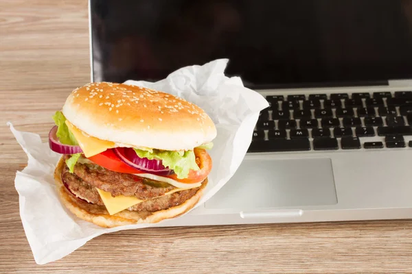 Iş yerinde laptop yanında yemekte — Stok fotoğraf