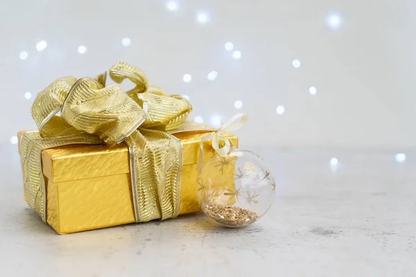 Natal caixa de presente dourada — Fotografia de Stock
