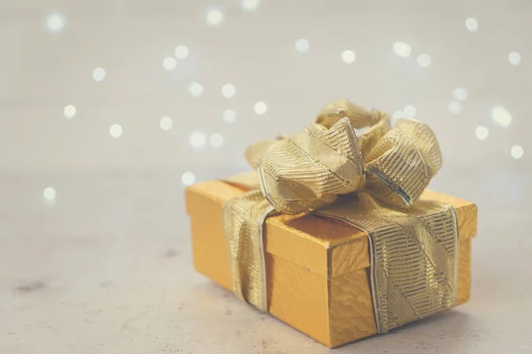 Caja regalo de oro de Navidad — Foto de Stock