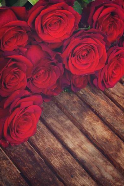 Dark red roses  on table — Stock Photo, Image