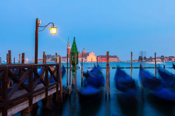 Gondels drijvend in het Grand Canal nachts, Venetië — Stockfoto