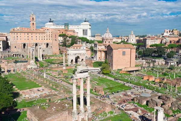 Foro - Ruinas romanas en Roma, Italia — Foto de Stock