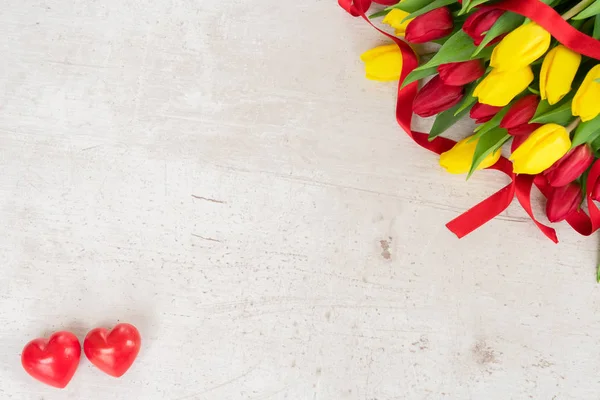 Sarı, mor ve kırmızı lale buketi