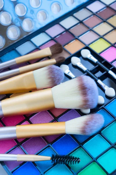 Brushes and eye-shadows palette — Stock Photo, Image