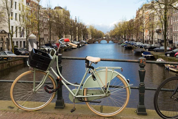 Amsterdam kanal yanındaki eski Bisiklet