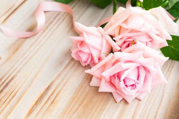 Roze bloeiende rozen op hout — Stockfoto
