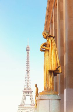 Eiffel tur ve Trocadero heykelleri