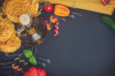 Karatahtaya katılmış çiğ makarna.