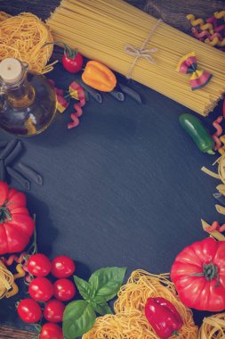 Karatahtaya katılmış çiğ makarna.