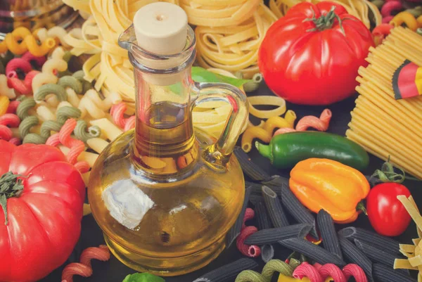 橄榄油与意大利面食 — 图库照片
