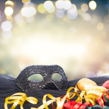 Maskeli balo süslemeleri ile maske