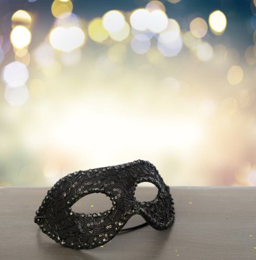 Maskeli balo süslemeleri ile maske