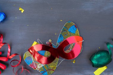 Maskeli balo süslemeleri koyu ahşap arka plan üzerinde