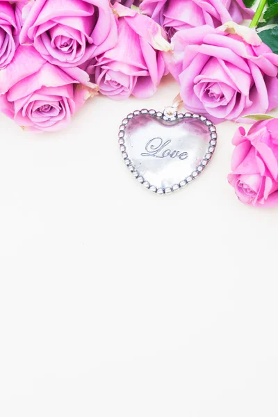 Dia dos namorados rosas violetas — Fotografia de Stock