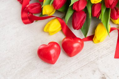 Sarı, mor ve kırmızı lale buketi