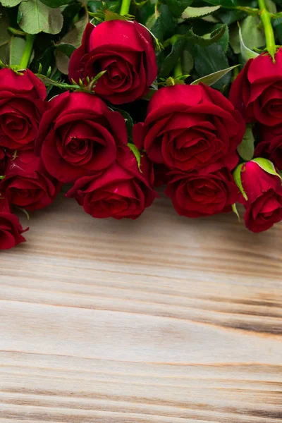 Red blooming roses on wood — Stock Photo, Image