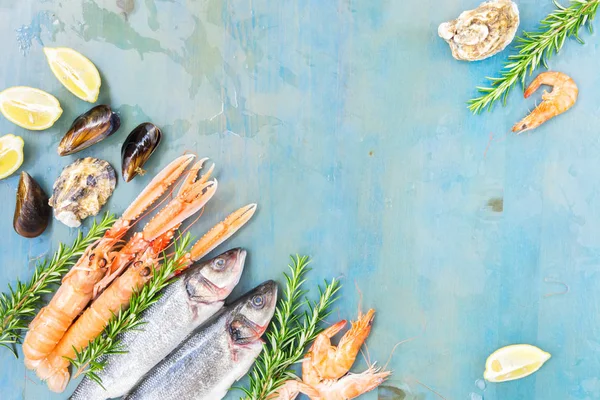 Свежие морепродукты на голубом фоне — стоковое фото