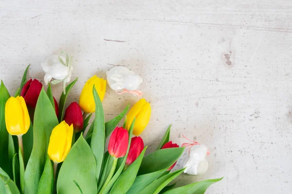 Ramo de tulipanes amarillos, morados y rojos — Foto de Stock