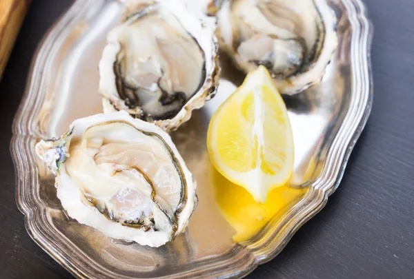 Rauwe oesters schelpen — Stockfoto