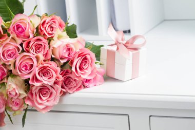 Pembe kurdele ile kutu