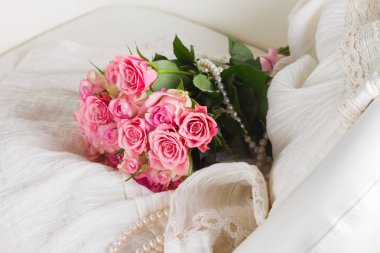 Beyaz kadın aksesuarları