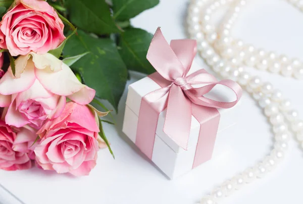 Box with pink ribbon — Stock Photo, Image