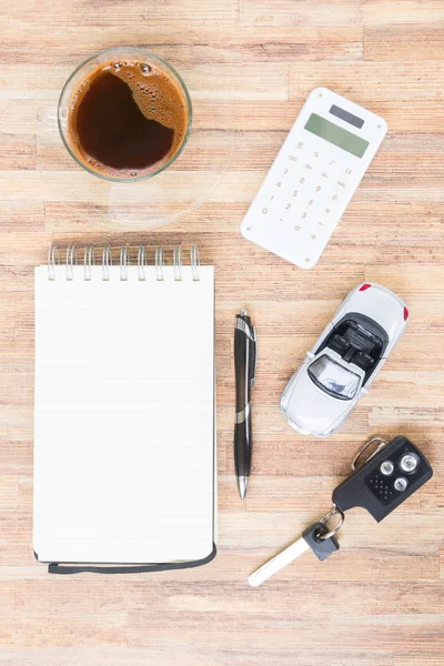 Speelgoedauto met notebook, rekenmachine en koffie — Stockfoto