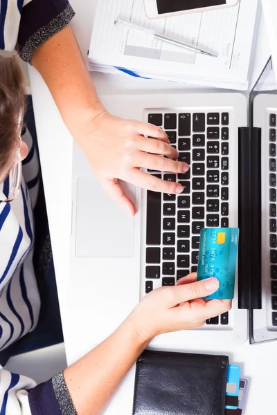 Conceito de compras online — Fotografia de Stock