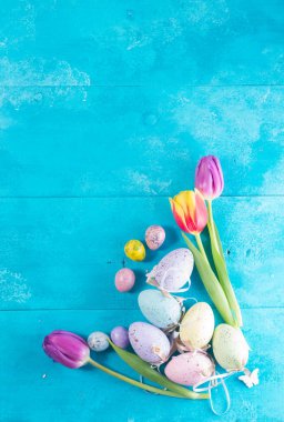 Paskalya yumurtaları parlak mavi zemin üzerine