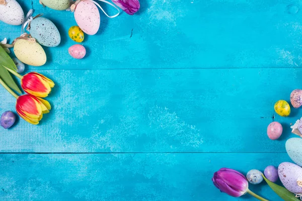 Huevos de Pascua sobre fondo azul brillante —  Fotos de Stock